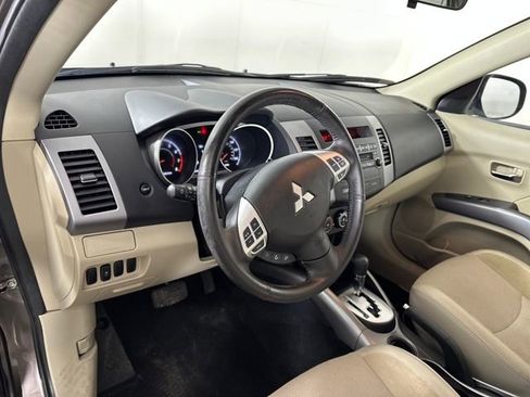 Used 2011 Mitsubishi Outlander SE image 13