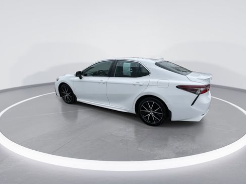 Used 2021 Toyota Camry SE w/ Cold Weather Package image 13