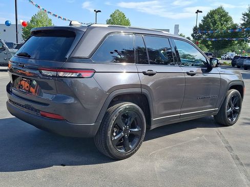 Used 2023 Jeep Grand Cherokee Altitude AWD/4WD image 6
