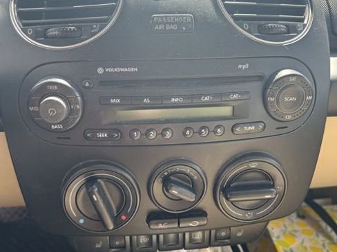 Used 2010 Volkswagen Beetle Coupe image 4