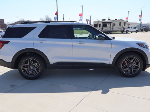 New 2026 Ford Explorer ST image 4