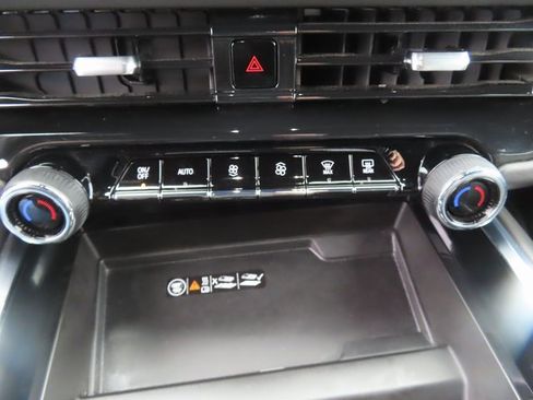 Certified 2025 Chevrolet Suburban Premier image 28