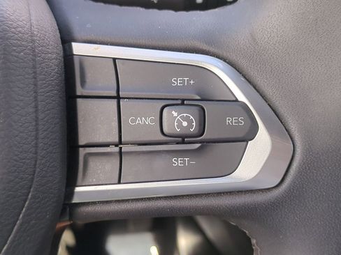 Used 2025 Jeep Compass Latitude image 28