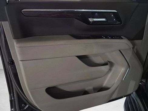 Used 2025 Chevrolet Suburban LS RWD image 9