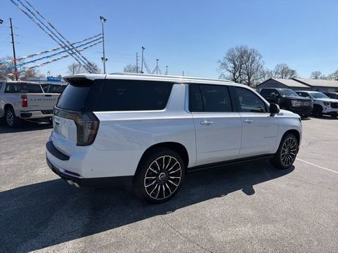Used 2025 Chevrolet Suburban High Country AWD/4WD image 15