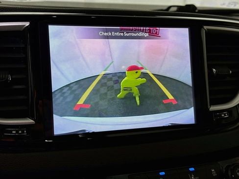 Used 2023 Chrysler Pacifica Touring-L FWD image 6