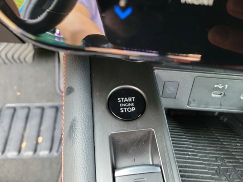 Used 2025 Nissan Kicks SR w/ Illumination Package image 11