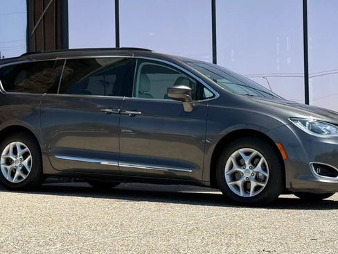 Used 2017 Chrysler Pacifica Touring-L w/ Tire & Wheel Group FWD image 16