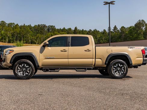 Used 2018 Toyota Tacoma TRD Off-Road AWD/4WD image 4
