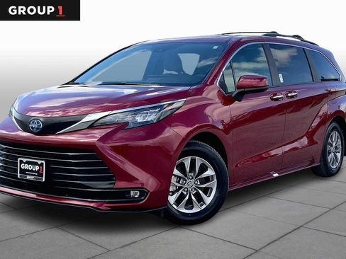 Used 2025 Toyota Sienna XLE w/ XLE Plus Package image 1
