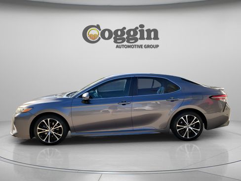 Used 2018 Toyota Camry SE w/ Moonroof Package FWD image 2