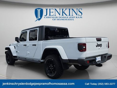 Used 2024 Jeep Gladiator Sport AWD/4WD image 7