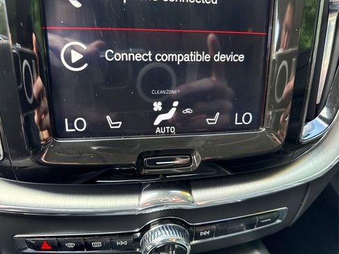 Used 2018 Volvo XC60 T5 Momentum w/ Vision Package image 32