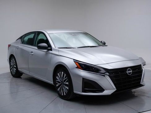 Used 2024 Nissan Altima 2.5 SV image 14