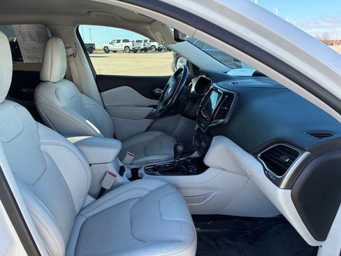 Used 2019 Jeep Cherokee Limited image 16