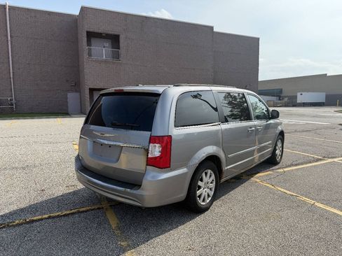 Used 2015 Chrysler Town & Country Touring FWD image 4