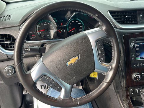 Used 2017 Chevrolet Traverse LT w/ Style and Technology Package FWD image 11