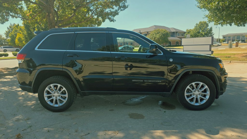 Used 2021 Jeep Grand Cherokee Laredo AWD/4WD image 28