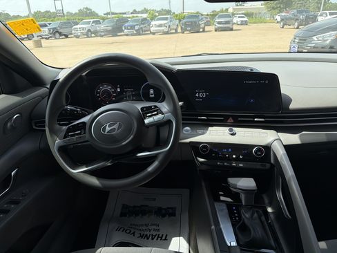 Used 2024 Hyundai Elantra SEL FWD image 9