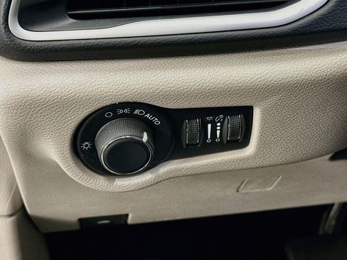 Used 2020 Chrysler Voyager Lxi FWD image 17