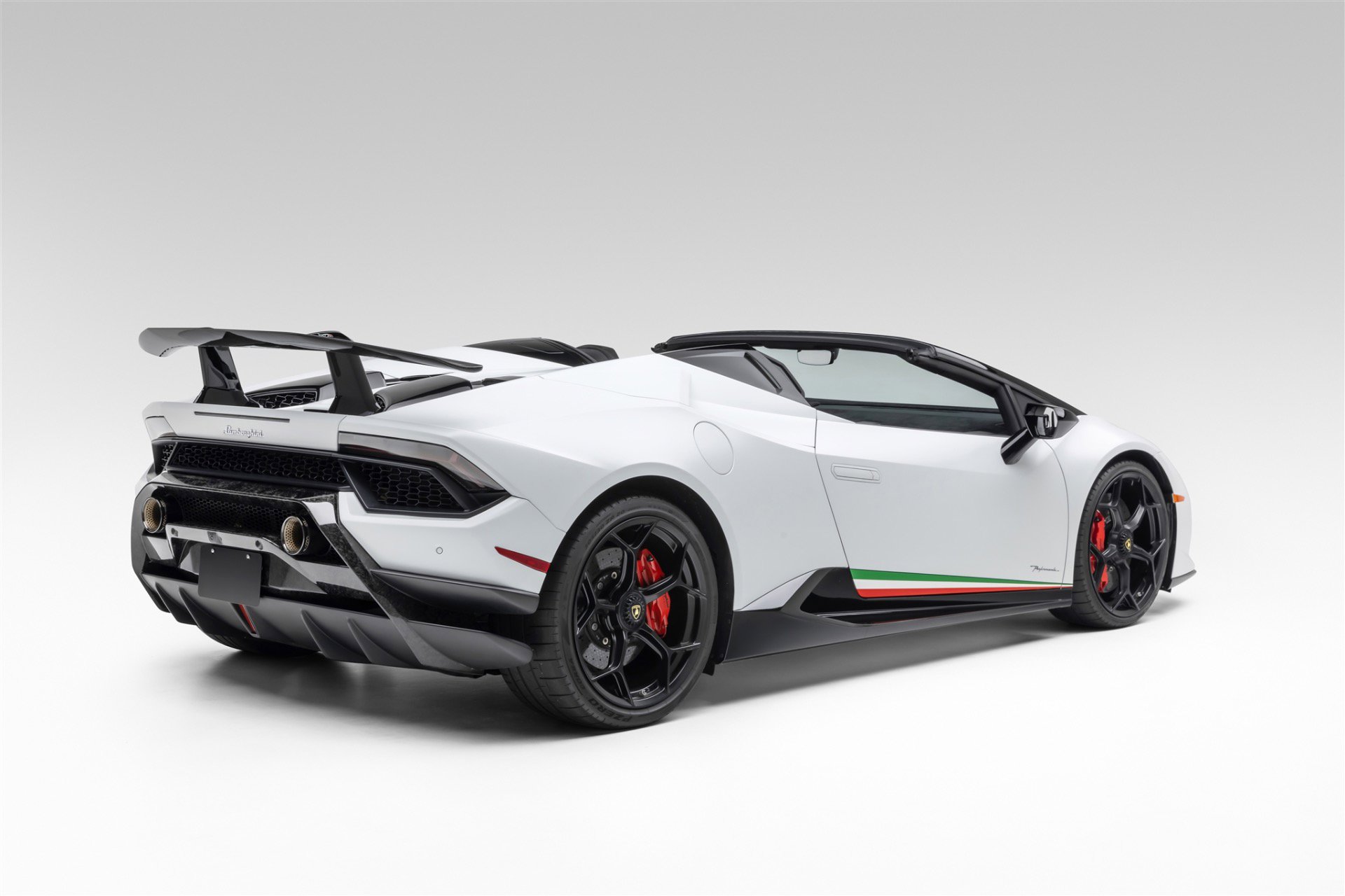 Used 2019 Lamborghini Huracan Performante AWD/4WD image 2