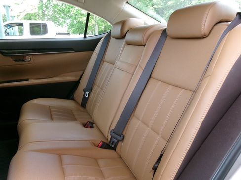 Used 2016 Lexus ES 350 w/ Luxury Package w/Wood Trim FWD image 32