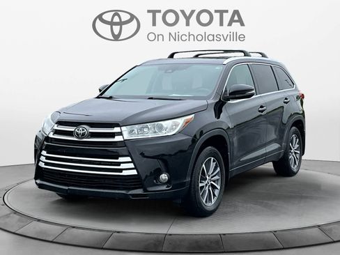 Used 2017 Toyota Highlander XLE AWD/4WD image 1