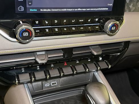 Used 2025 Chevrolet Colorado ZR2 w/ Technology Package AWD/4WD image 29