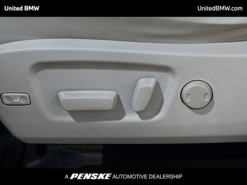 Used 2019 Toyota Highlander XLE FWD image 4