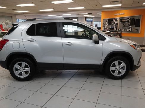 Used 2022 Chevrolet Trax LT w/ LT Convenience Package image 7