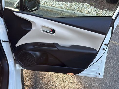 Used 2020 Toyota Prius XLE AWD/4WD image 16