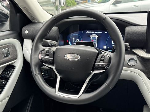 Certified 2025 Ford Explorer Platinum w/ Ultimate Package image 24