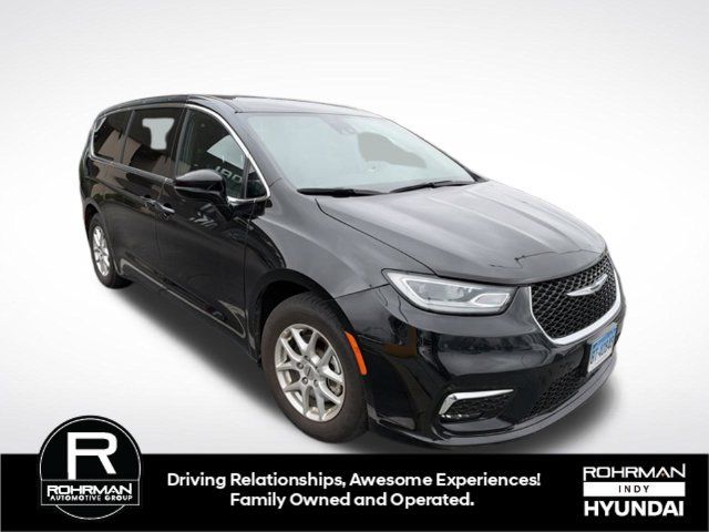 Used 2025 Chrysler Pacifica Select FWD image 3