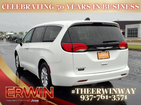 Used 2023 Chrysler Voyager LX image 12