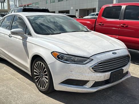 Used 2018 Ford Fusion SE w/ Fusion SE Technology Package FWD image 2