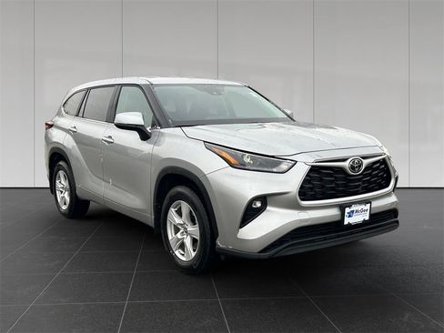 Used 2025 Toyota Highlander LE image 7