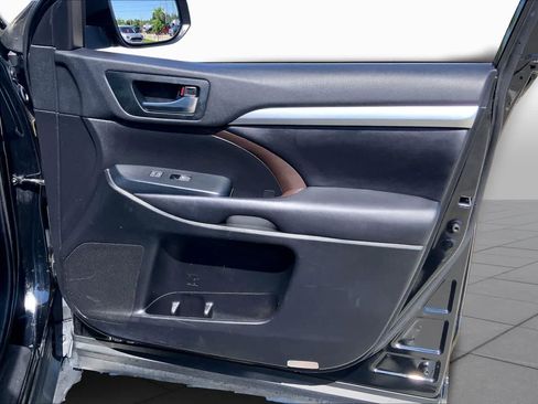 Used 2019 Toyota Highlander XLE AWD/4WD image 26