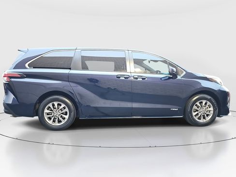 Certified 2021 Toyota Sienna LE FWD image 4
