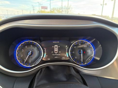 Used 2023 Chrysler Pacifica Touring-L FWD image 22