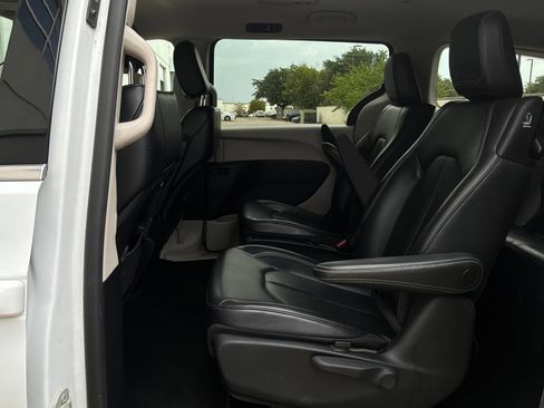 Used 2023 Chrysler Pacifica Touring-L FWD image 12