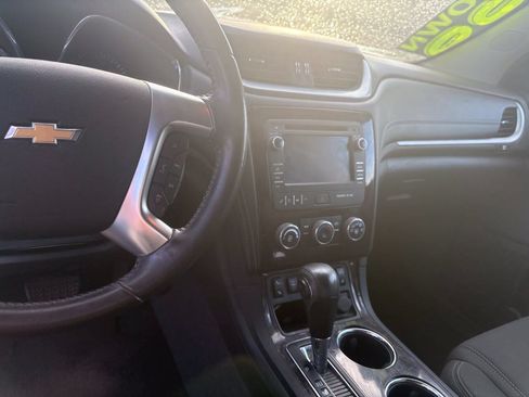 Used 2015 Chevrolet Traverse LT w/ Style and Technology Package FWD image 3