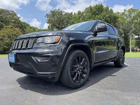 Used 2017 Jeep Grand Cherokee Altitude RWD image 10