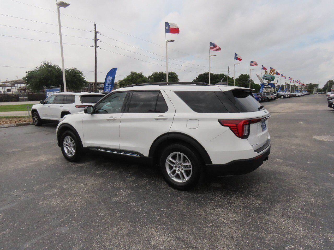Used 2025 Ford Explorer Active RWD image 17