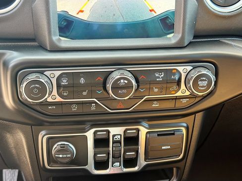 Used 2022 Jeep Gladiator Overland w/ Popular Equipment Package AWD/4WD image 31