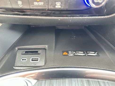 Used 2024 Buick Enclave Essence image 9