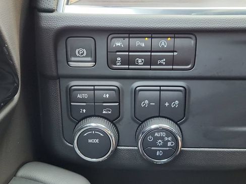 Used 2025 Chevrolet Tahoe Premier AWD/4WD image 38