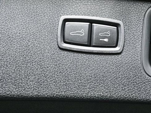 Certified 2025 Porsche Macan AWD image 31