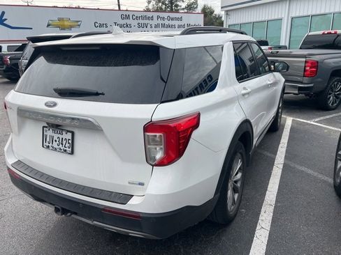 Used 2020 Ford Explorer XLT w/ Equipment Group 202A image 3