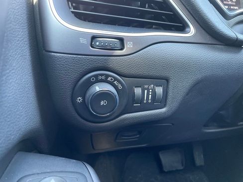 Used 2019 Jeep Cherokee Latitude Plus w/ Cold Weather Group AWD/4WD image 21
