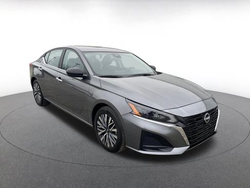 Used 2025 Nissan Altima 2.5 SV image 1